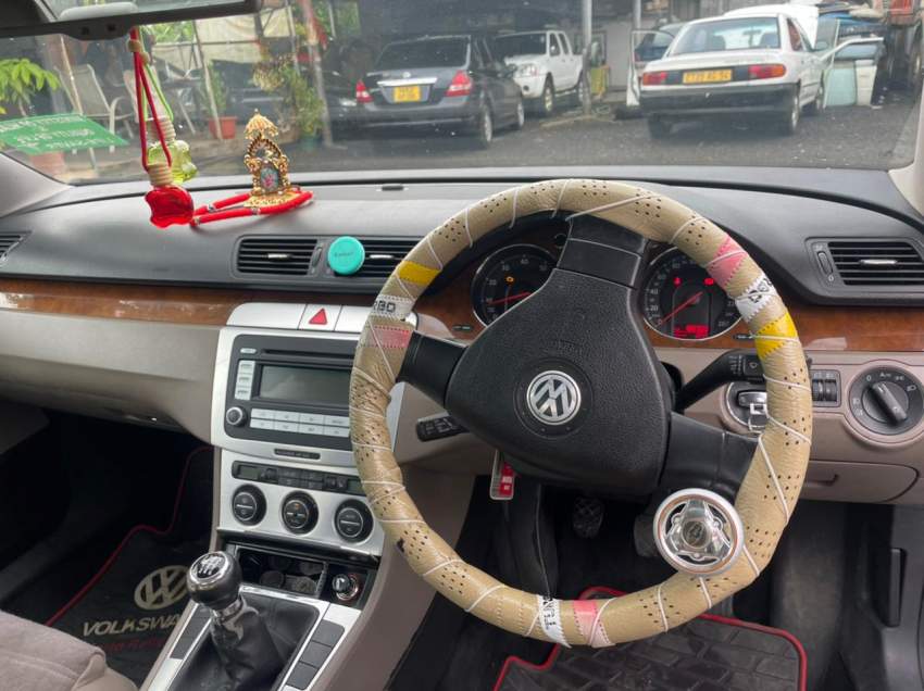 Volkswagen Passat Year 11  - 3 - Luxury Cars  on Aster Vender