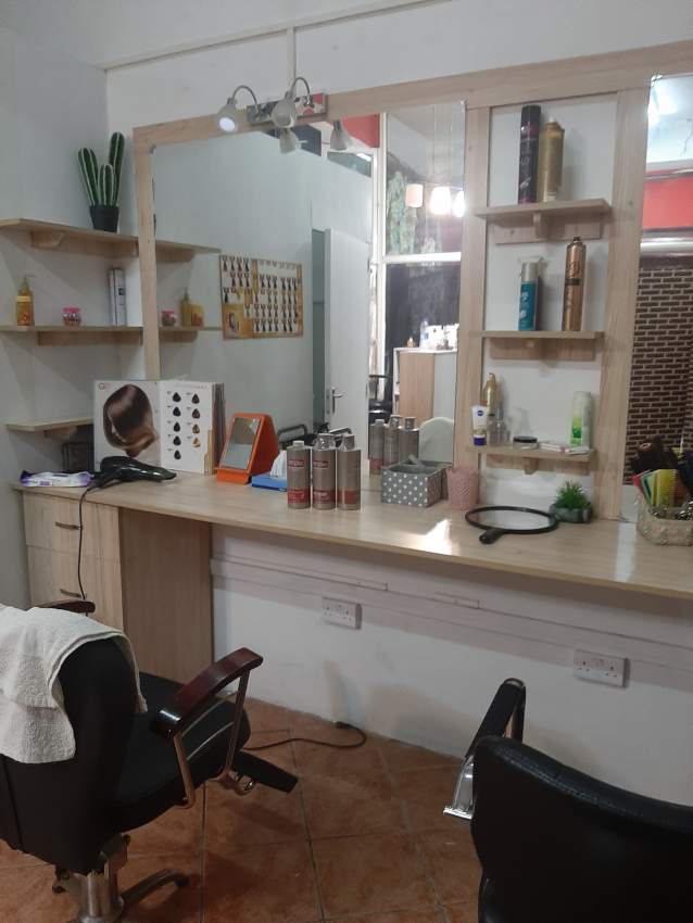 Hairdresser table and chair - 3 - Chairs  on Aster Vender