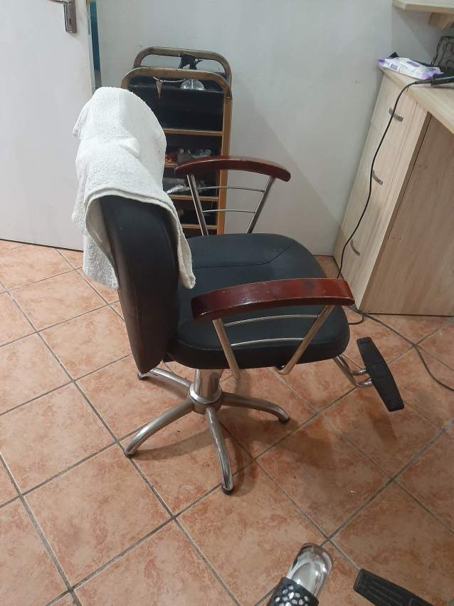Hairdresser table and chair - 1 - Chairs  on Aster Vender