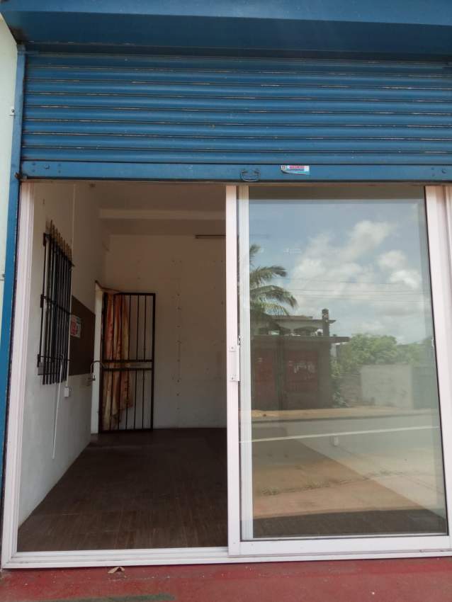 Bâtiment commercial à louer sur la route royale Bois pignolet - 0 - Apartments  on Aster Vender