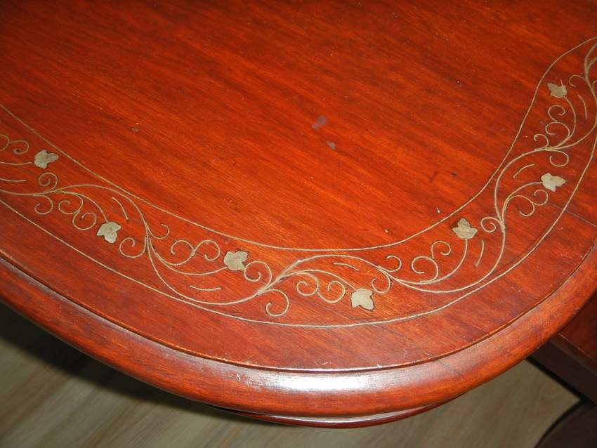 Table + 6 Chaises en bois massif avec deco en cuivre serti - 2 - Table & chair sets  on Aster Vender