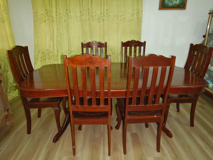 Table + 6 Chaises en bois massif avec deco en cuivre serti - Table & chair sets on Aster Vender
