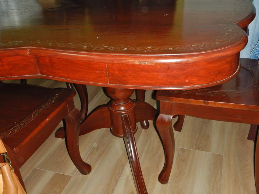 Table + 6 Chaises en bois massif avec deco en cuivre serti - 1 - Table & chair sets  on Aster Vender
