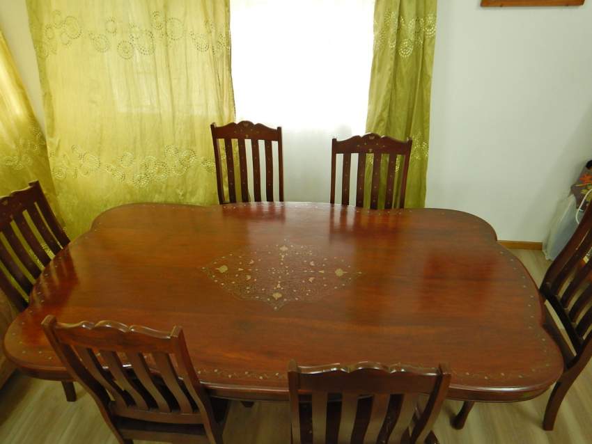 Table + 6 Chaises en bois massif avec deco en cuivre serti - 3 - Table & chair sets  on Aster Vender