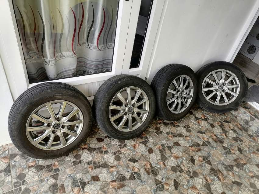 Jantes et pneu - 1 - Spare Parts  on Aster Vender