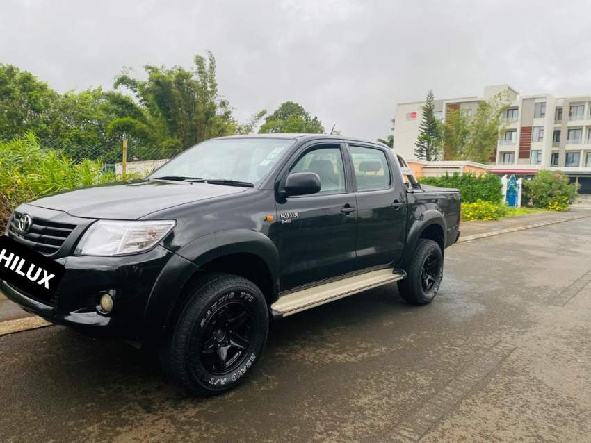 Toyota hilux  4X4 2014 - 2 - Pickup trucks (4x4 & 4x2)  on Aster Vender