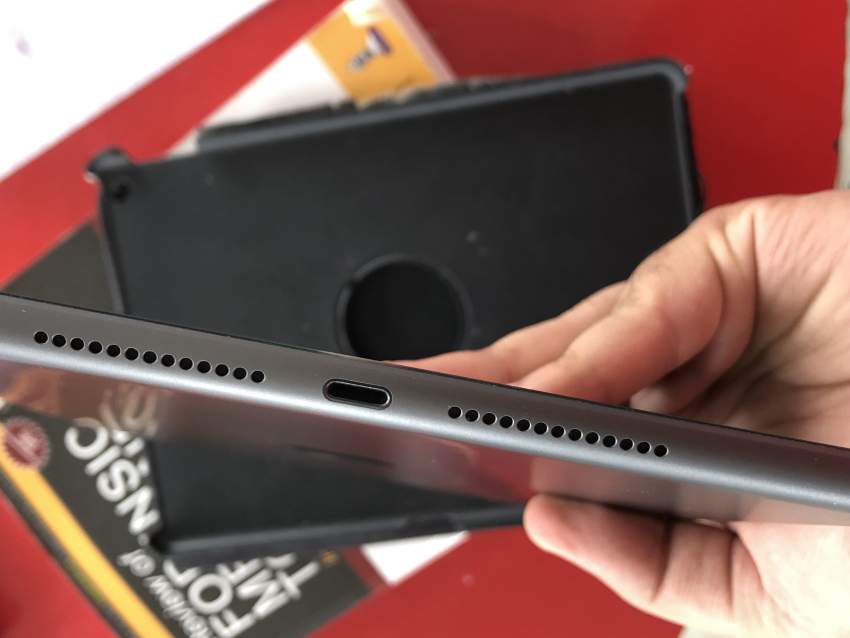 Ipad 8th gen-32 gb - 2 - Tablet  on Aster Vender