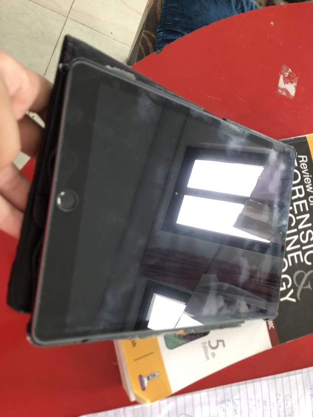 Ipad 8th gen-32 gb on Aster Vender