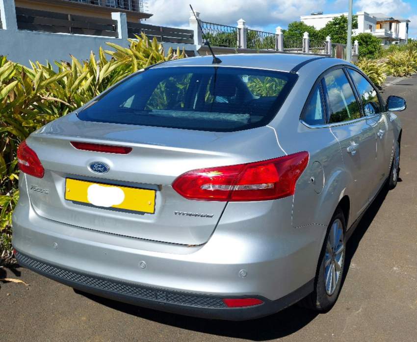 Ford Focus Sedan Titanium 1.6 - 1 - Family Cars  on Aster Vender