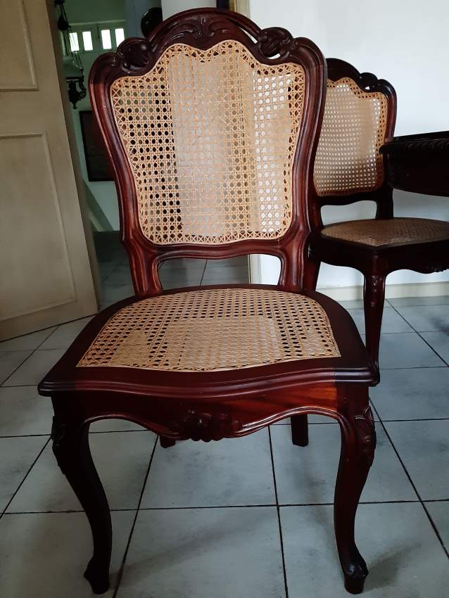 Table ronde en bois sapelé massif + 8 chaises - 3 - Table & chair sets  on Aster Vender