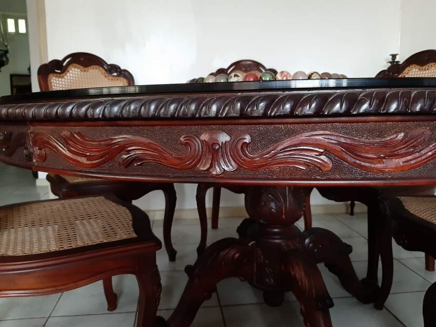 Table ronde en bois sapelé massif + 8 chaises - 2 - Table & chair sets  on Aster Vender