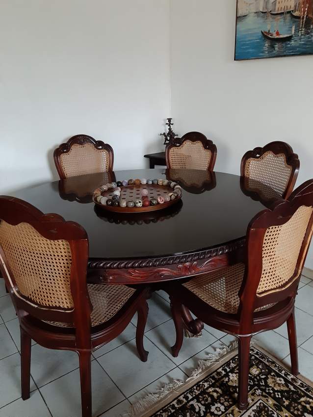 Table ronde en bois sapelé massif + 8 chaises - 0 - Table & chair sets  on Aster Vender