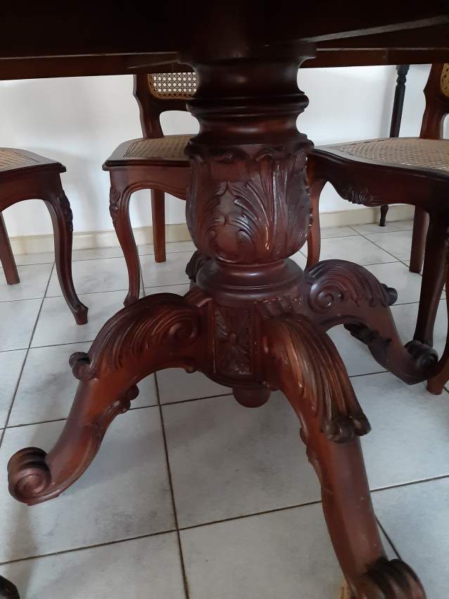 Table ronde en bois sapelé massif + 8 chaises - 1 - Table & chair sets  on Aster Vender