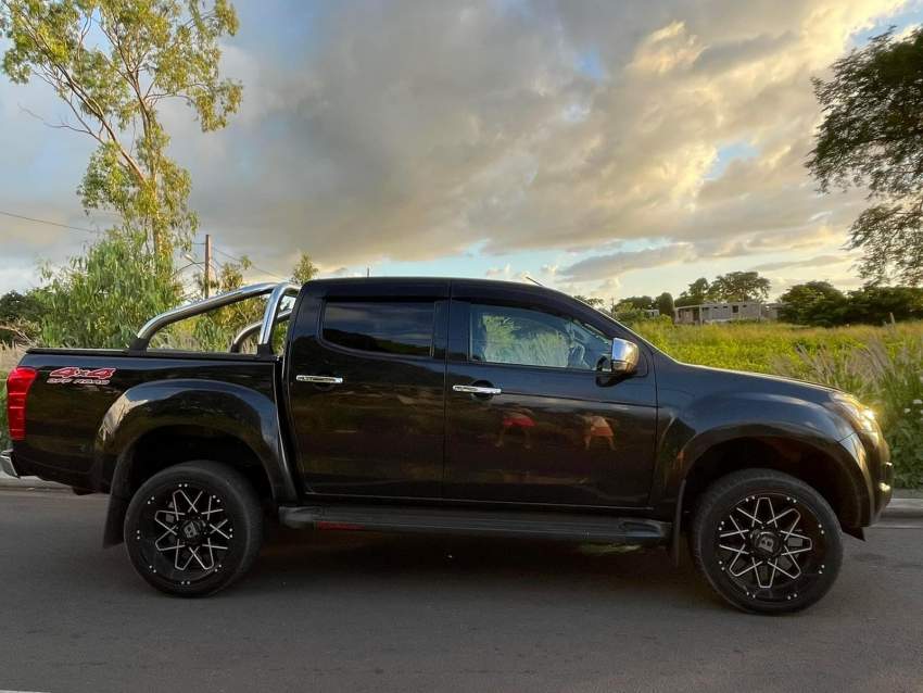 Isuzu D-max Kb300 - 1 - Pickup trucks (4x4 & 4x2)  on Aster Vender