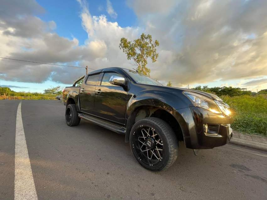Isuzu D-max Kb300 - 4 - Pickup trucks (4x4 & 4x2)  on Aster Vender