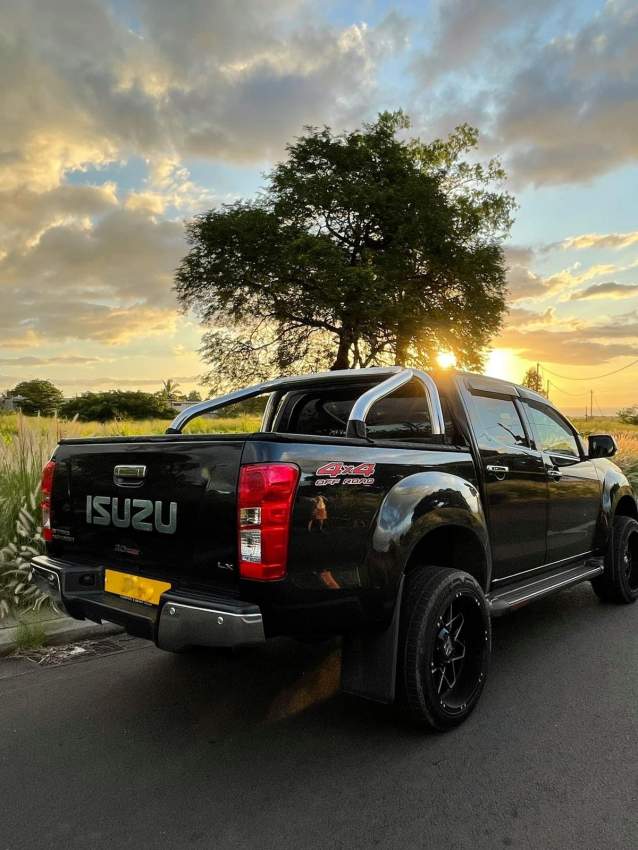 Isuzu D-max Kb300 - 5 - Pickup trucks (4x4 & 4x2)  on Aster Vender