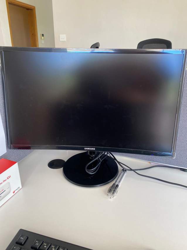 SAMSUNG 24' Curved Monitor - 0 - LCD Monitor  on Aster Vender