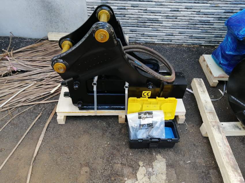 JCB 3cx breaker hammer and bucket - 1 - Spare Parts  on Aster Vender