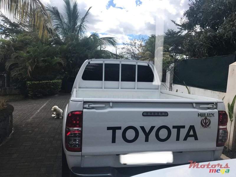Toyota Hilux - 2 - Pickup trucks (4x4 & 4x2)  on Aster Vender