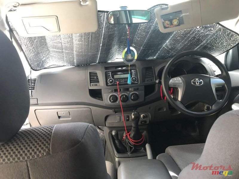 Toyota Hilux - 4 - Pickup trucks (4x4 & 4x2)  on Aster Vender