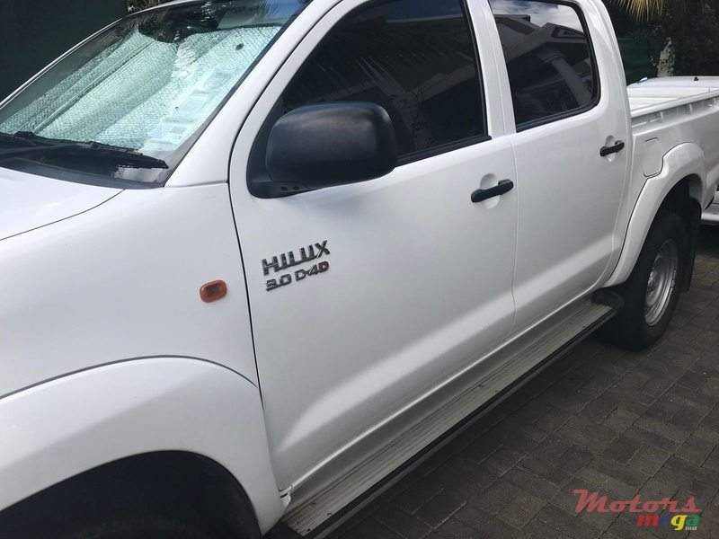 Toyota Hilux - 3 - Pickup trucks (4x4 & 4x2)  on Aster Vender