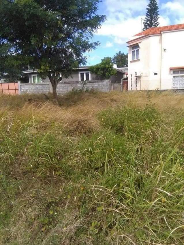 VERY URGENT SALE - 7.66 perches -  Baie du Tombeau @ Rs 950,000 only - 2 - Land  on Aster Vender