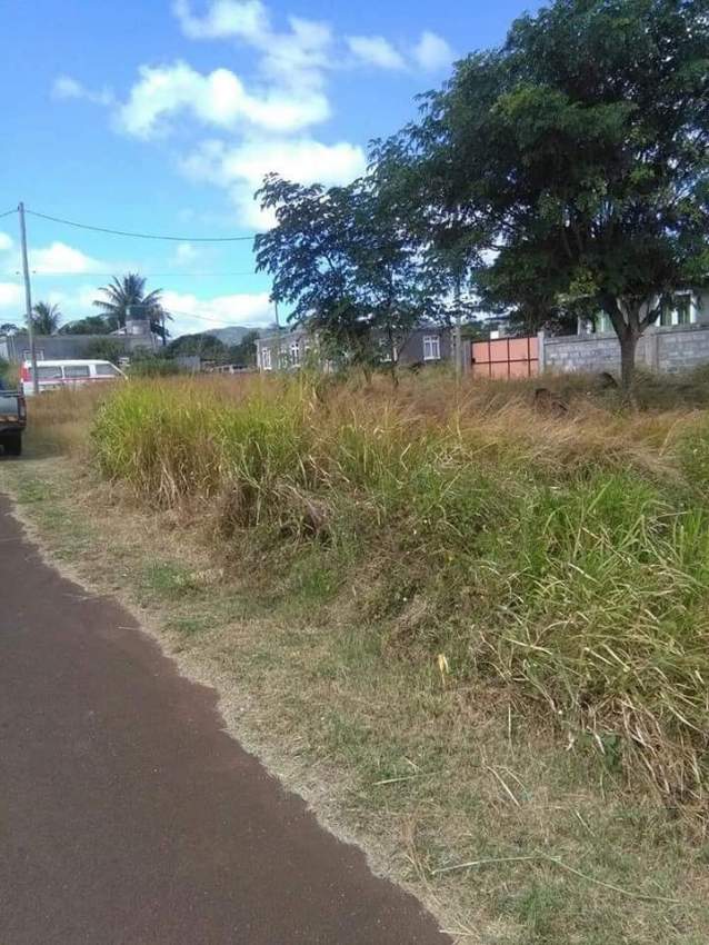 VERY URGENT SALE - 7.66 perches - Baie du Tombeau @ Rs 950,000 only on Aster Vender