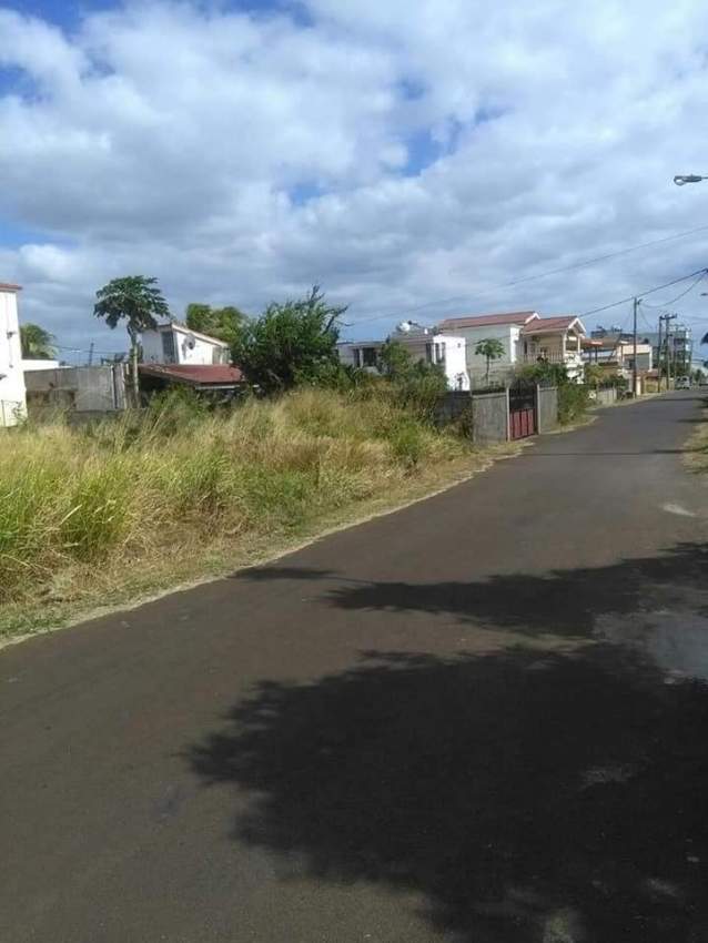 VERY URGENT SALE - 7.66 perches -  Baie du Tombeau @ Rs 950,000 only - 4 - Land  on Aster Vender