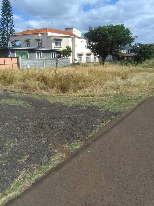 VERY URGENT SALE - 7.66 perches -  Baie du Tombeau @ Rs 950,000 only - 3 - Land  on Aster Vender