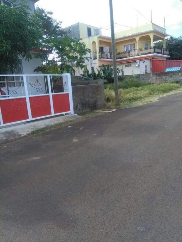 VERY URGENT SALE - 7.66 perches -  Baie du Tombeau @ Rs 950,000 only - 5 - Land  on Aster Vender