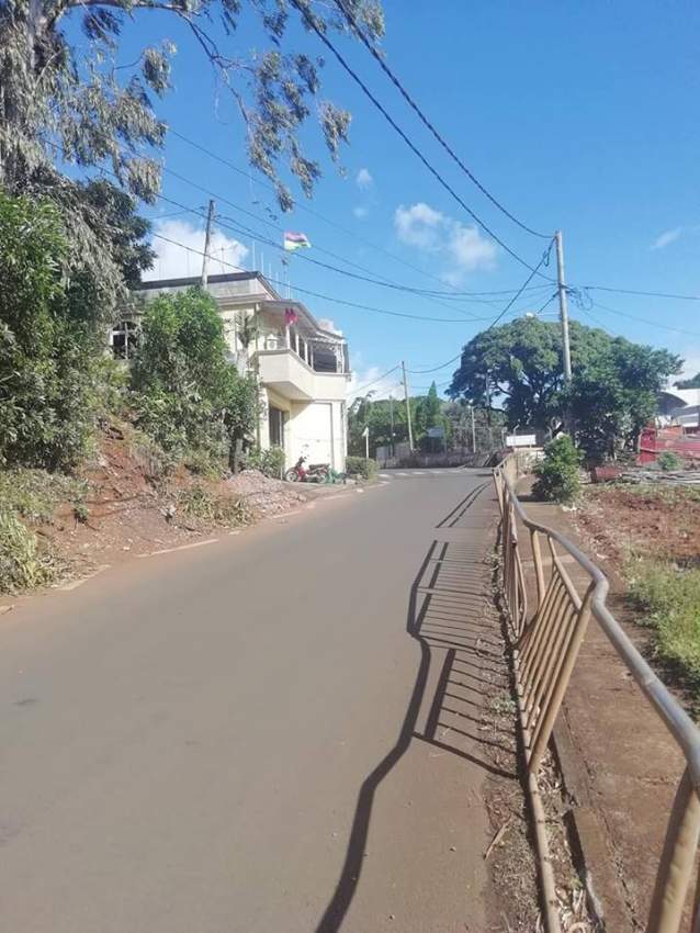 peaceful  land at Royal Road, Congomah @ Rs 35,000/perche negotiable. - 6 - Land  on Aster Vender