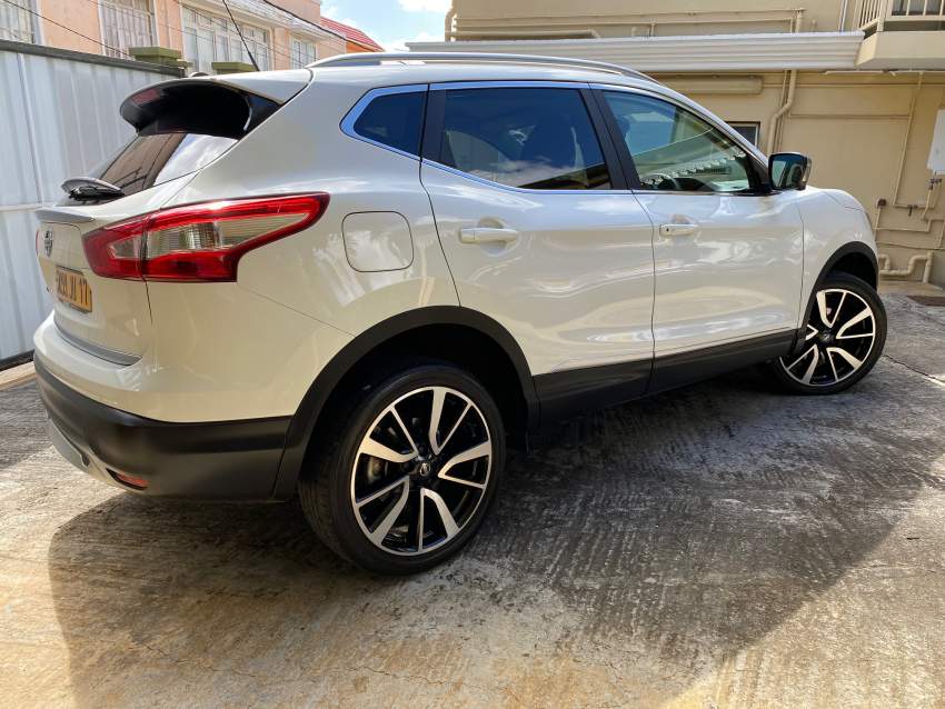 NISSAN QASHQAI J11 YEAR 2017 / 1.6 TURBO DIESEL - 3 - SUV Cars  on Aster Vender