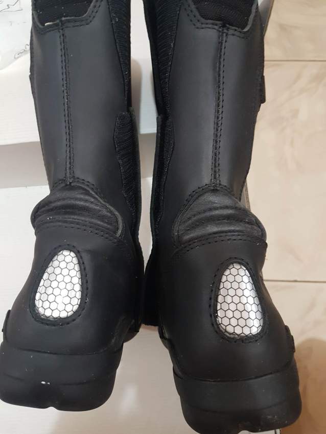 Kito Slippers For Him - 6 - Boots  on Aster Vender