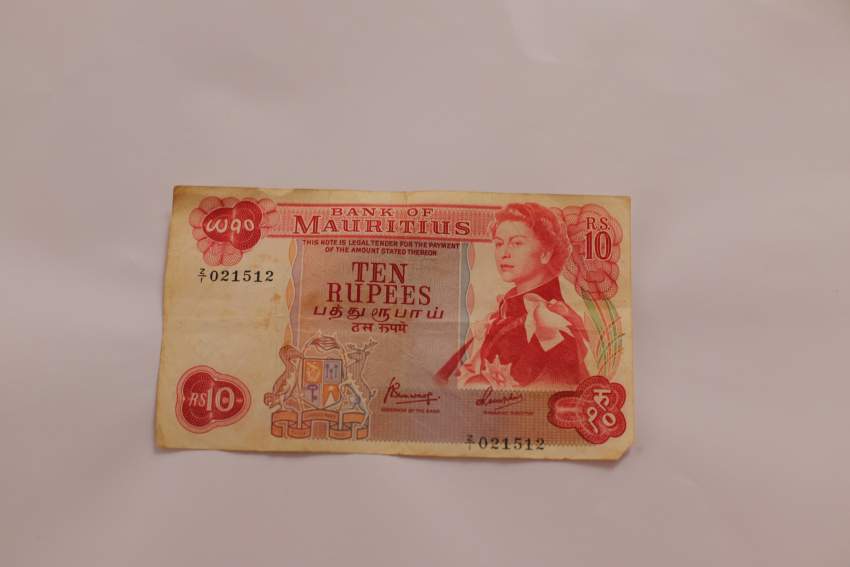 Old Mauritian Rs 10 banknote at AsterVender