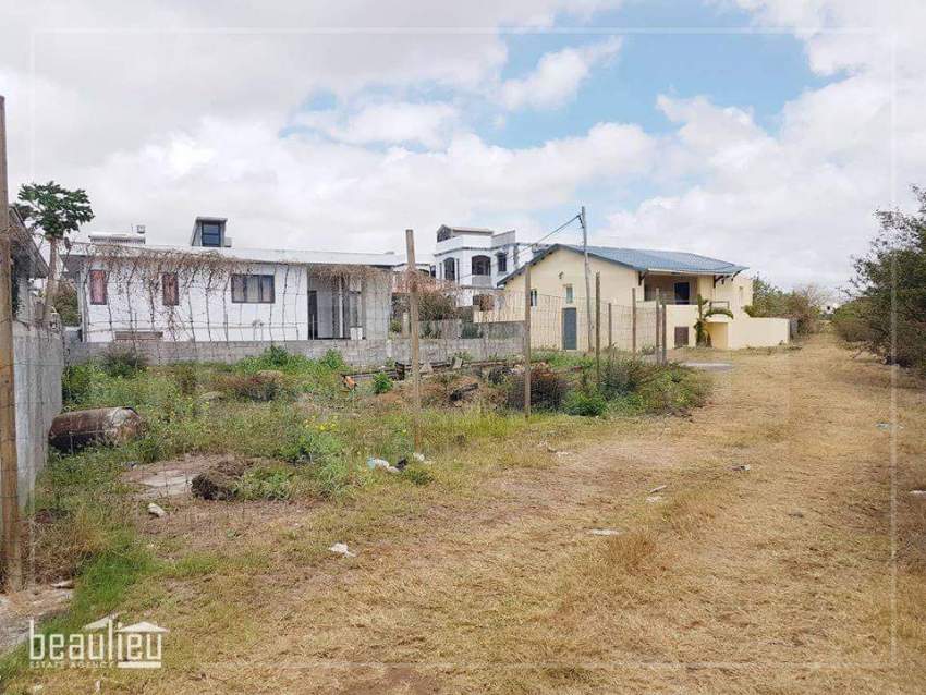  Residential land of 7 perches, Grand Baie  - 1 - Land  on Aster Vender