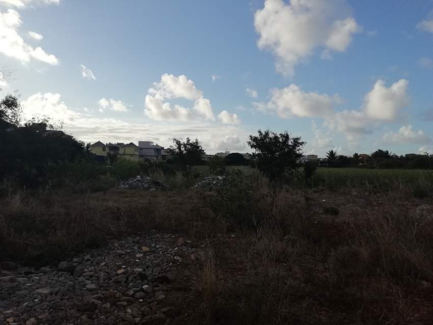 8.47 p in a Morc @ Pereybere Rs 2.2M negotiable.  - 1 - Land  on Aster Vender