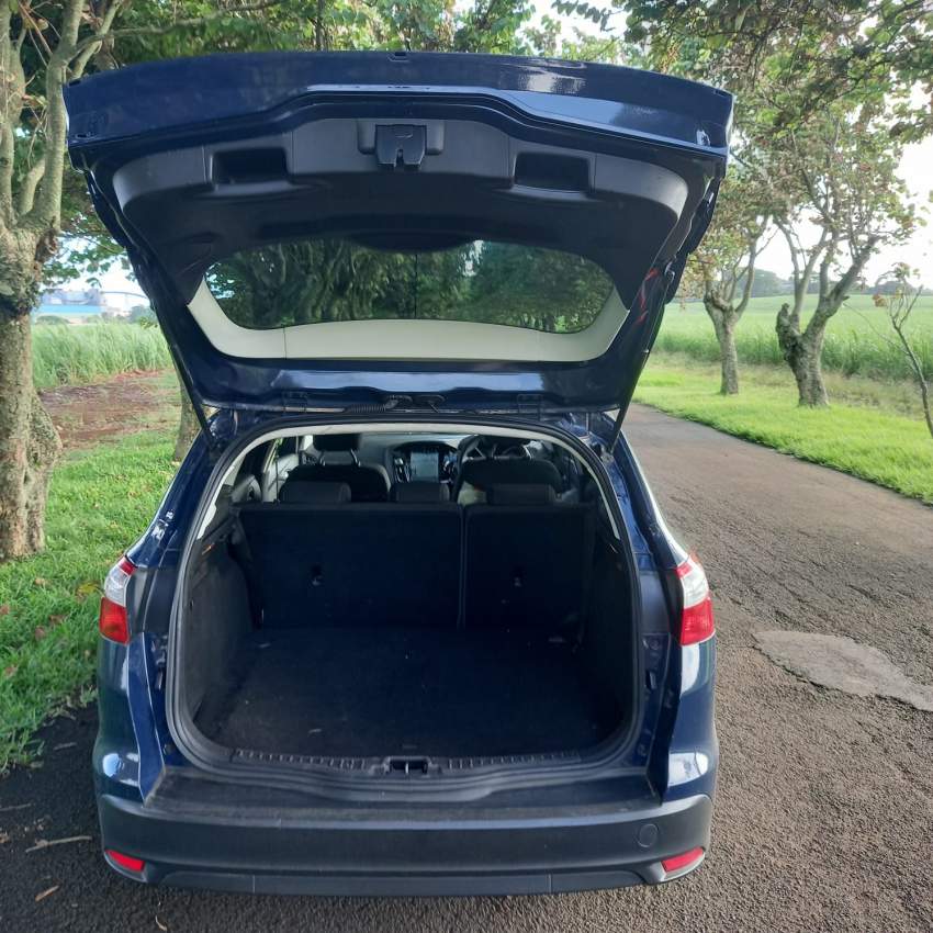 Ford Focus - 6 - Family Cars  on Aster Vender