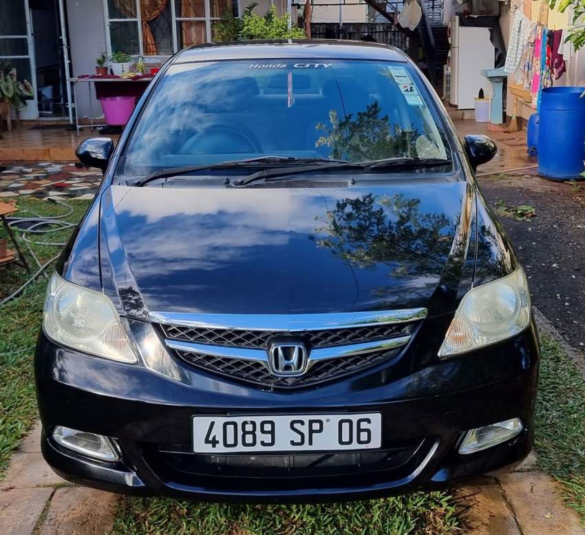 Honda City 1.5 VTEC Sedan - 2 - Family Cars  on Aster Vender