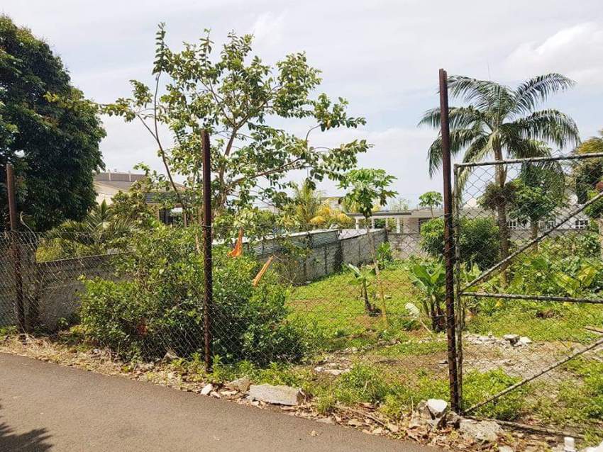 Residential land of 12 perches, St Julien Village @Rs.1.050.000 on Aster Vender