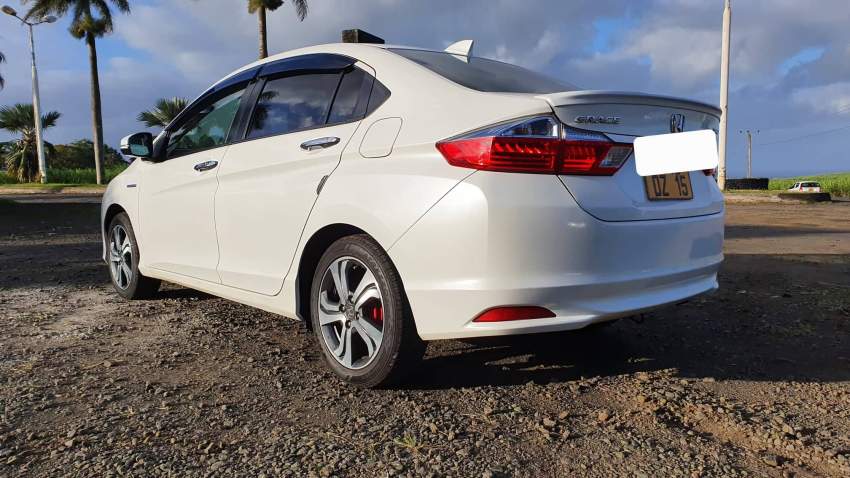 Honda Grace 1.5 Sedan Hybrid Automatic - 4 - Family Cars  on Aster Vender