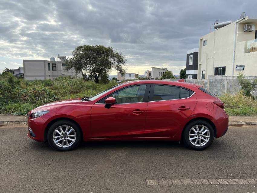 Mazda 3 Hatchback - 1 - Compact cars  on Aster Vender
