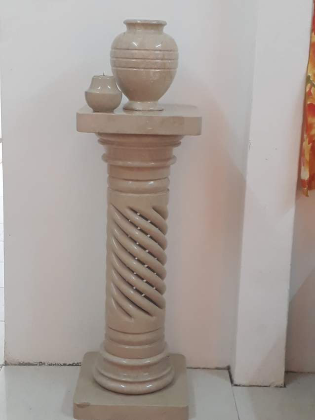Stand en marble avec vase et bougeoire 