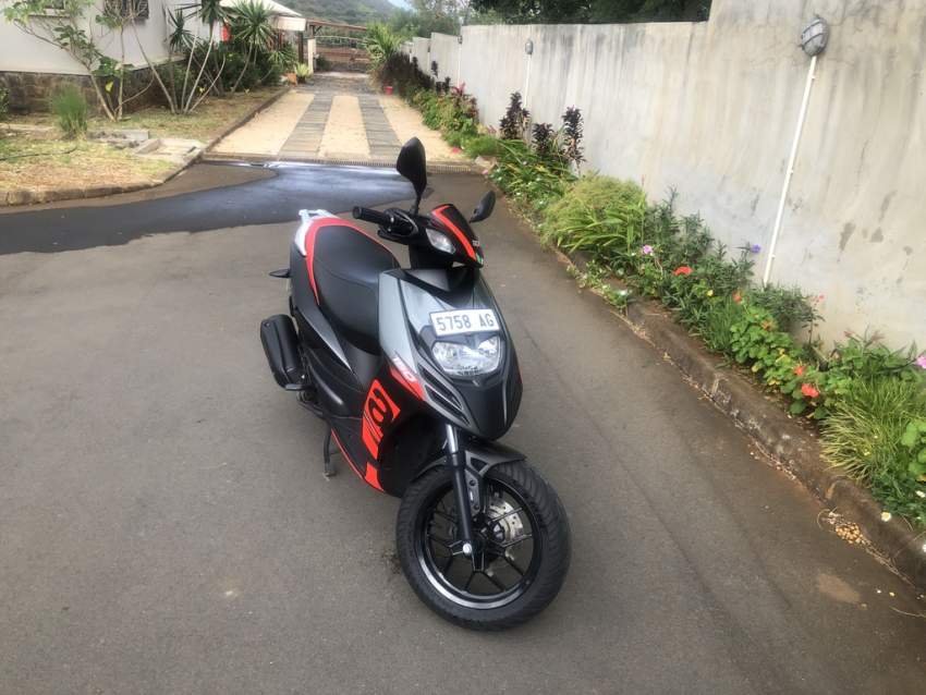 SOLD - APRILIA SR150 BLACK ABS - 2022 - 2000 km - 3 - Scooters (above 50cc)  on Aster Vender
