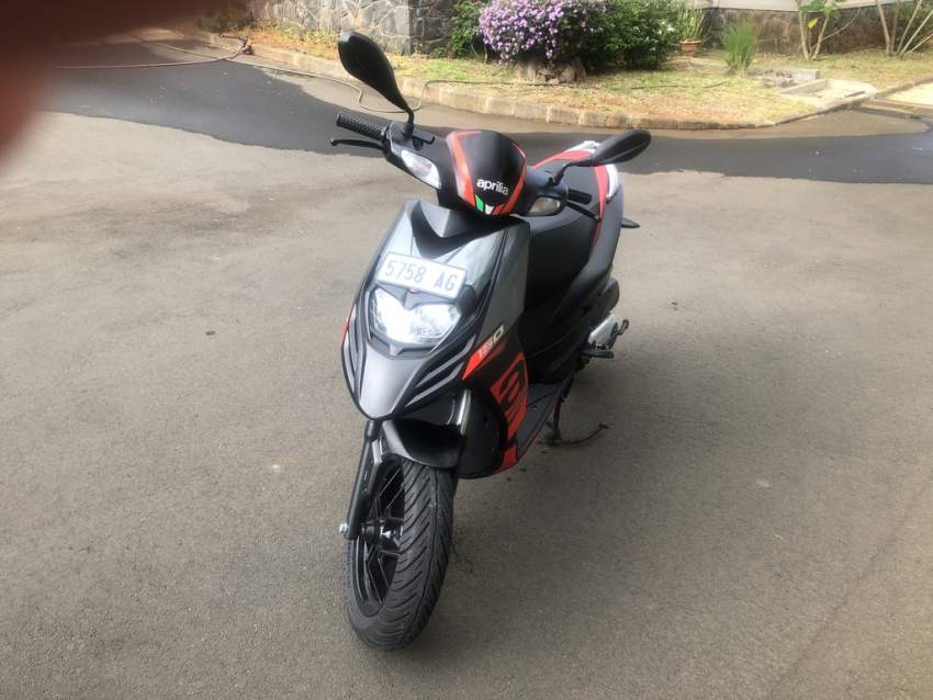 SOLD - APRILIA SR150 BLACK ABS - 2022 - 2000 km - 4 - Scooters (above 50cc)  on Aster Vender