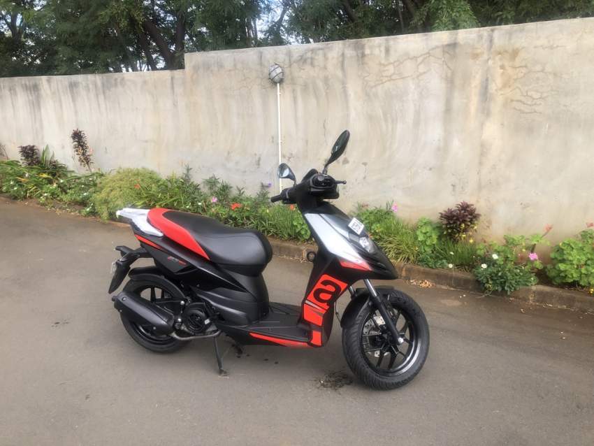 SOLD - APRILIA SR150 BLACK ABS - 2022 - 2000 km - 5 - Scooters (above 50cc)  on Aster Vender