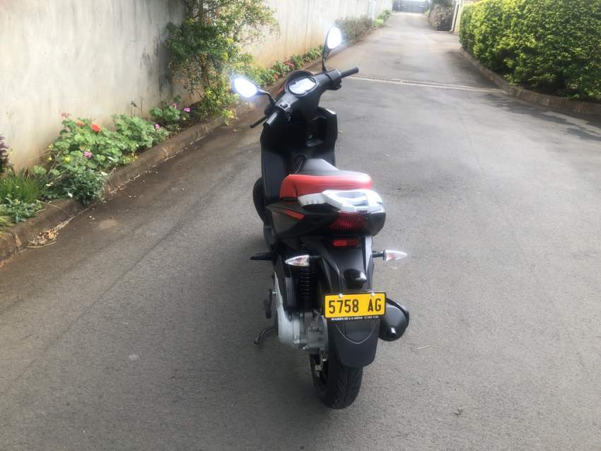 SOLD - APRILIA SR150 BLACK ABS - 2022 - 2000 km - 2 - Scooters (above 50cc)  on Aster Vender