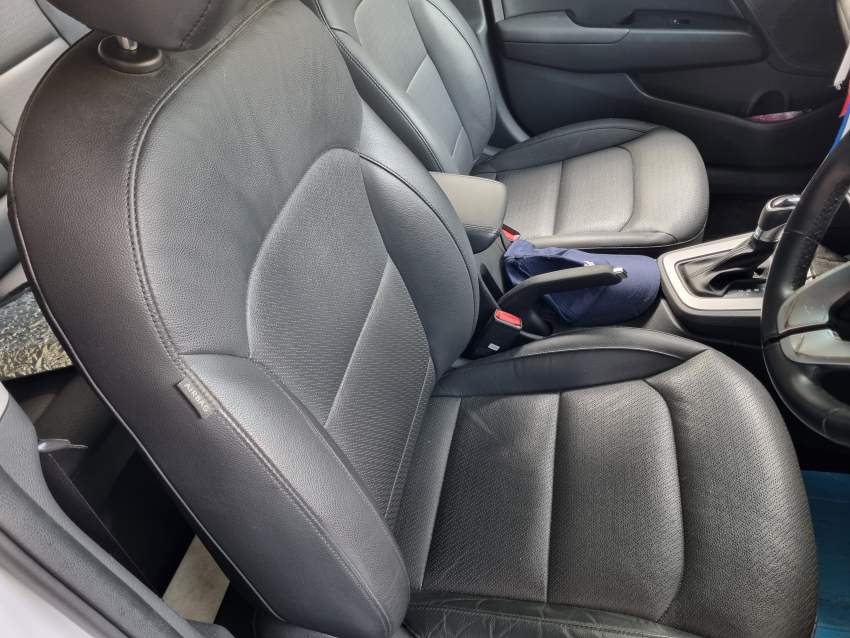 Hyundai Elantra - 5 - Family Cars  on Aster Vender