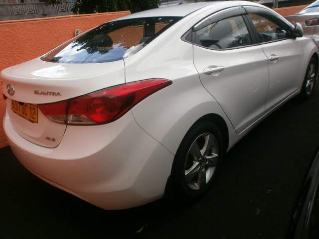 Hyundai Elantra - 2 - Family Cars  on Aster Vender