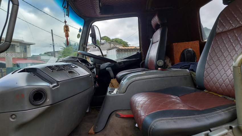 TRUCK WITH CRANE - 1 - Other heavy trucks  on Aster Vender