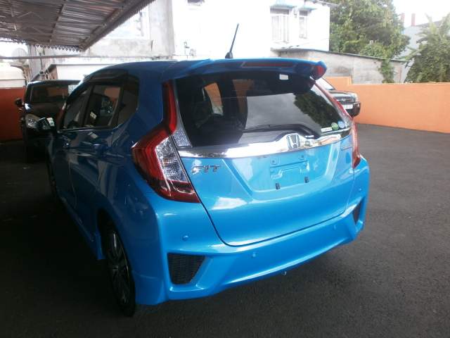 HOND FIT HYBRID S PACAKAGE - 2 - Family Cars  on Aster Vender